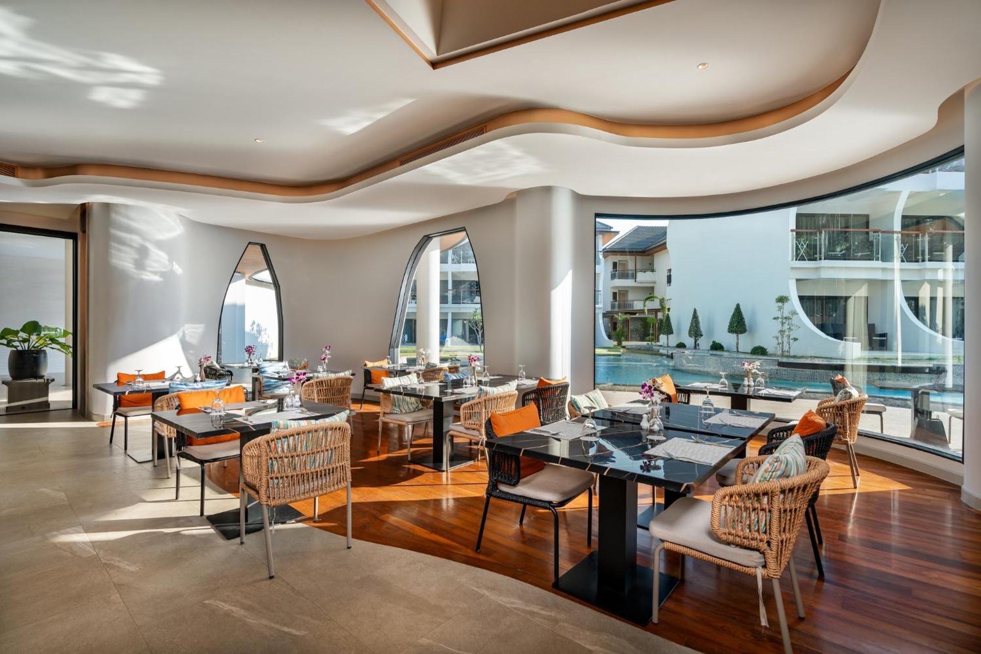 Amora Beach Resort Phuket Pantai Bang Tao Bagian luar foto