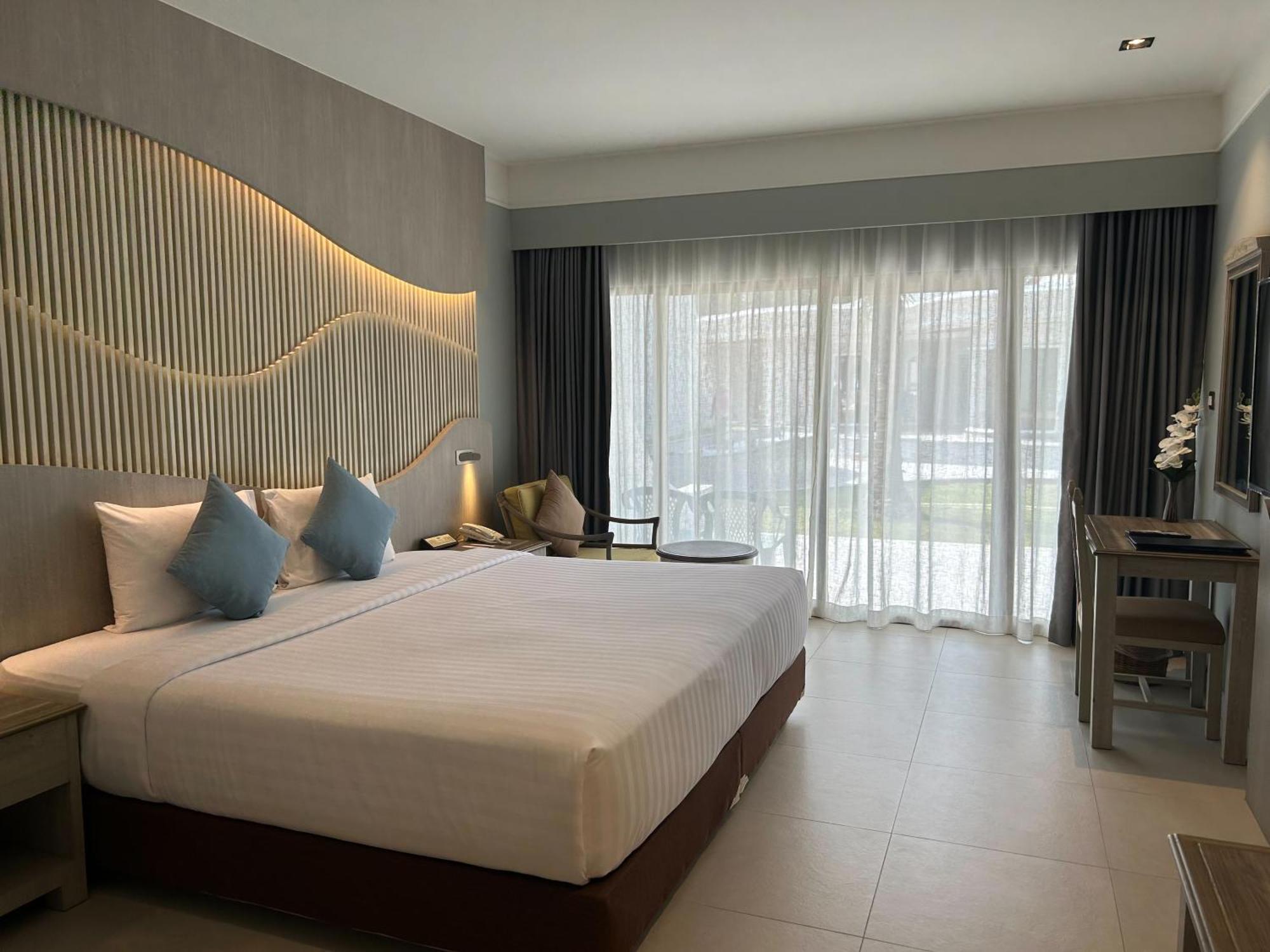 Amora Beach Resort Phuket Pantai Bang Tao Bagian luar foto
