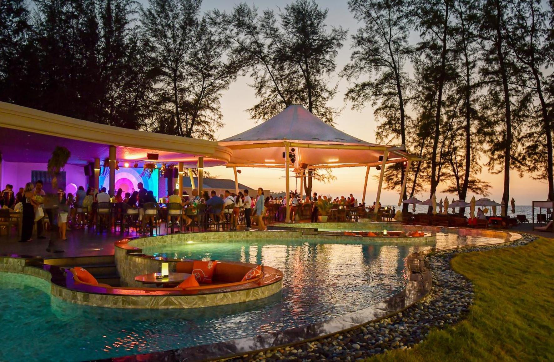 Amora Beach Resort Phuket Pantai Bang Tao Bagian luar foto