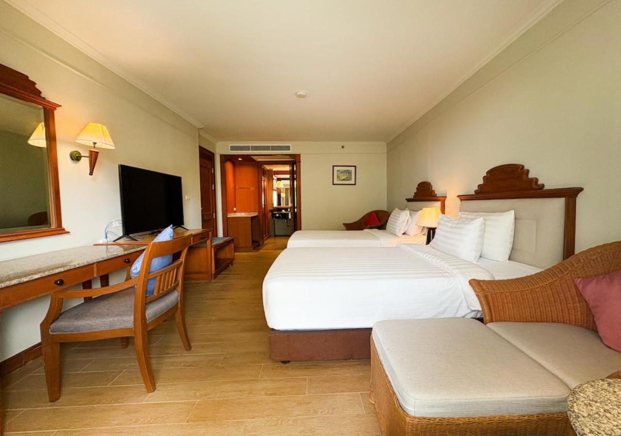 Amora Beach Resort Phuket Pantai Bang Tao Bagian luar foto