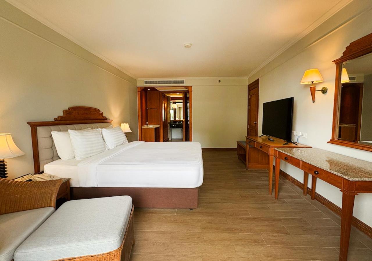 Amora Beach Resort Phuket Pantai Bang Tao Bagian luar foto